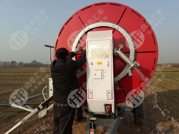 農(nóng)民兄弟灌溉忙